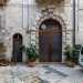 Lingresso  rappresentato da un monumentale portale ad arco a tutto sesto con triplice fascia di bugne alternate...